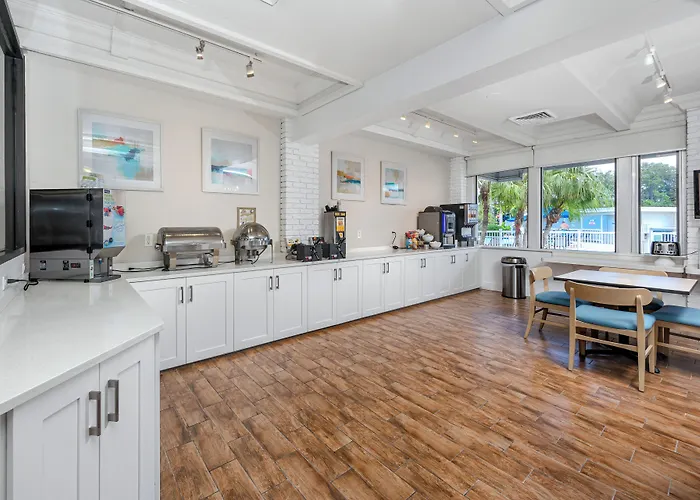 Best Western Plus Yacht Harbor Inn
